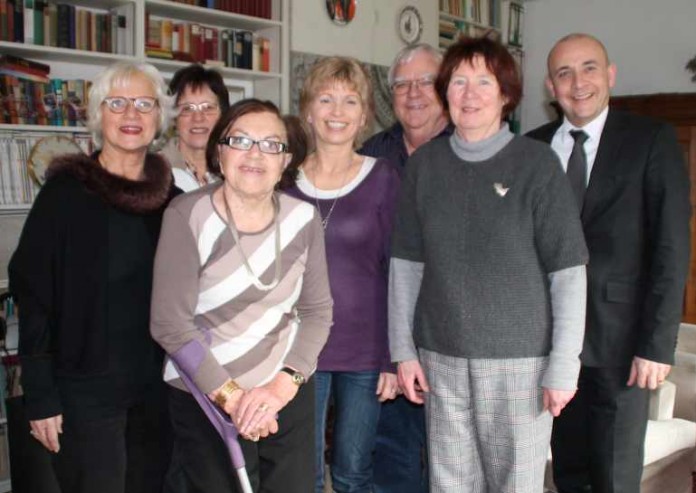 Rektorin Elfriede Lechner, Brigitte Fischer (Freundeskreis Kurt-Waibel-Förderschule), Eva Waibel, Monika Theilig (Nachbarschaftshilfe), Rainer Teske (Brücke), Angelika Wallner (Tierschutzverein), OB Dr. René Pöltl